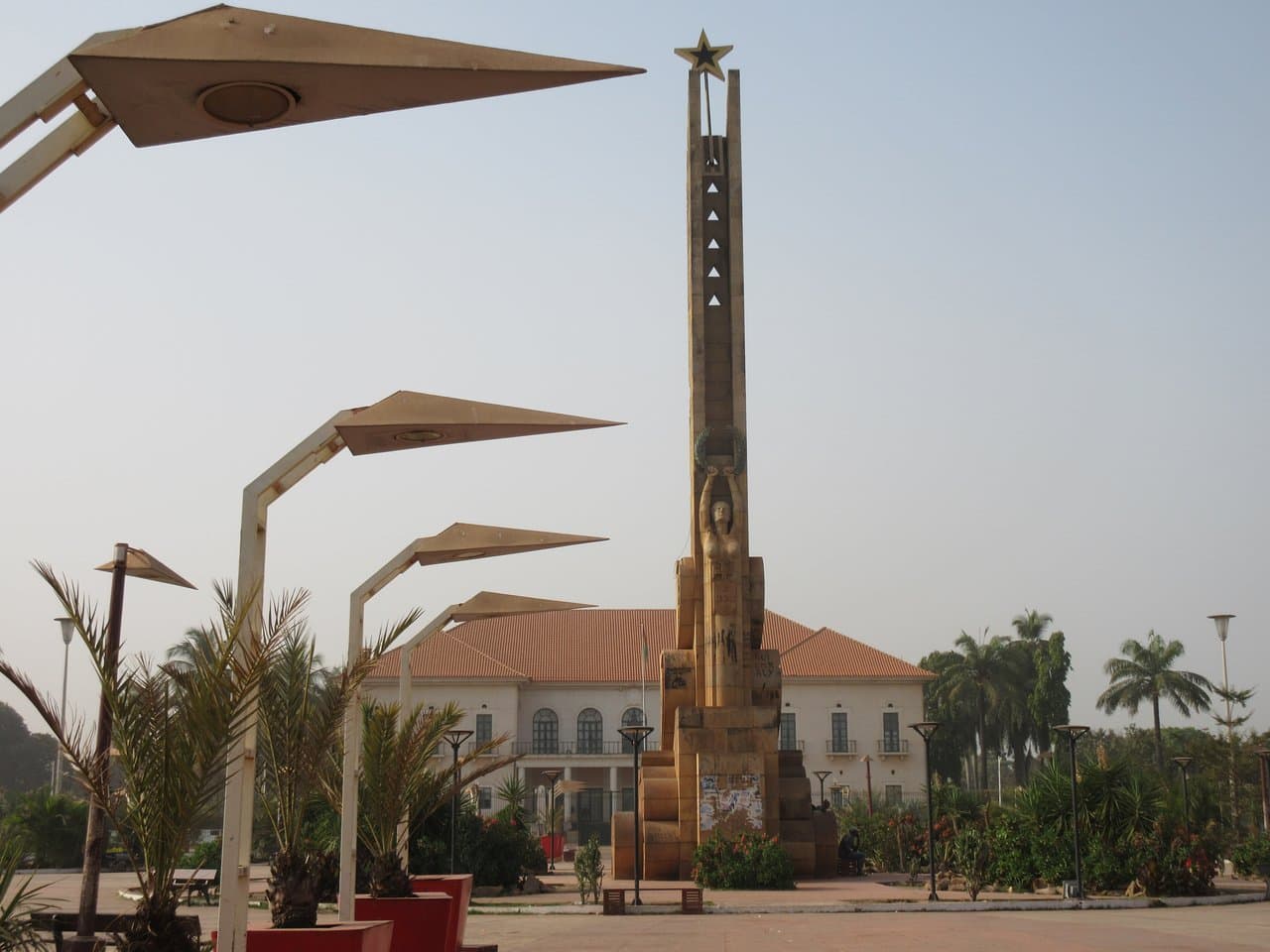 Presidential Palace and Praça dos Heróis Nacionais