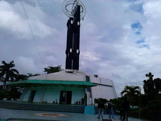 Tugu Khatulistiwa (Equator Monument)